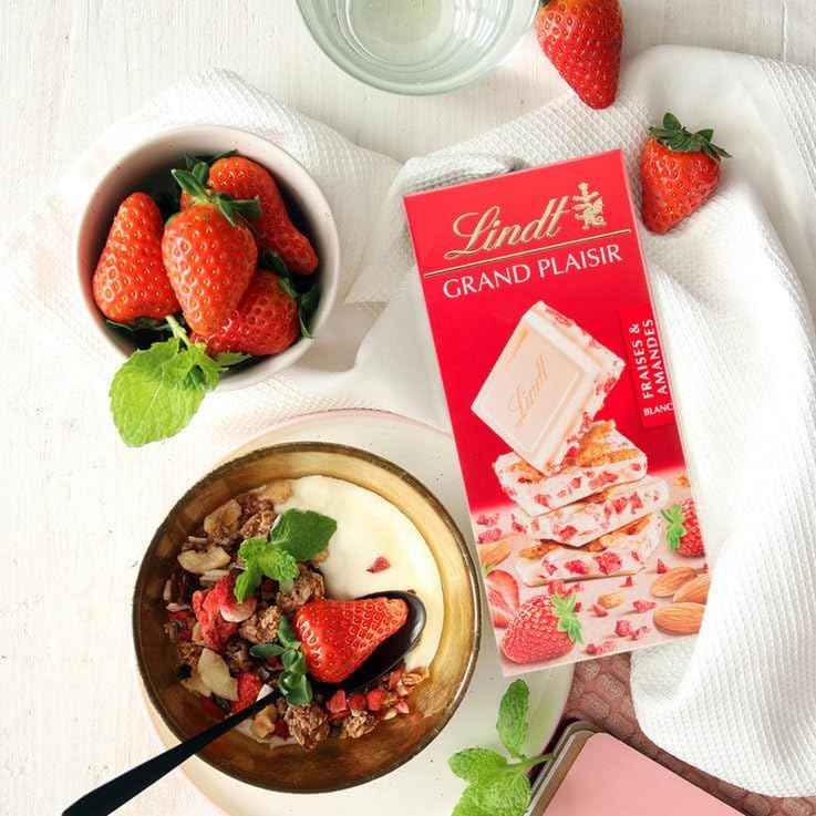 Lindt Grand Plaisir White Chocolate Bar with Strawberries and Almonds, Premium Swiss Chocolate, Weiss 150g (Product Of Austria) (Pack of 02)